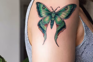 8 Εκπληκτικά τατουάζ Luna Moth: Timeless Beauty in Ink