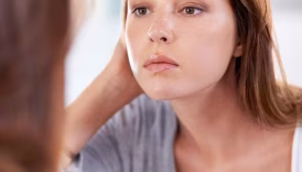 10 Αποτελεσματικές λύσεις Ayurvedic για λιπαρό δέρμα