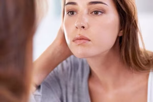 10 Αποτελεσματικές λύσεις Ayurvedic για λιπαρό δέρμα