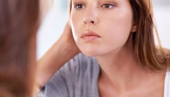 10 Αποτελεσματικές λύσεις Ayurvedic για λιπαρό δέρμα